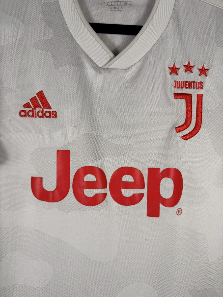 Détail du logo Juventus brodé rouge surmonté des trois étoiles et du sponsor Jeep sur le maillot extérieur 2019-2020