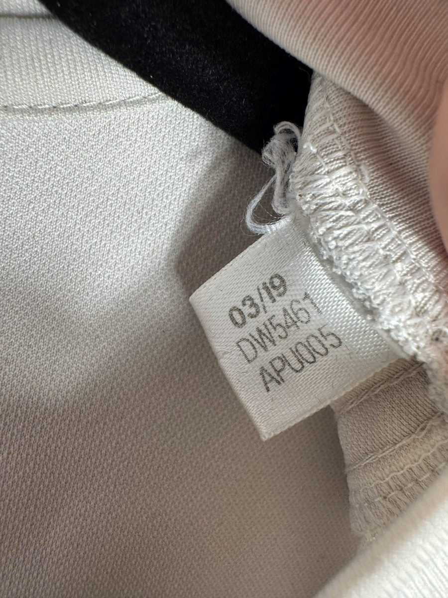 Étiquette intérieure adidas du maillot Juventus 2019-2020 avec le code d'authenticité DW5461 et la date de production 03/19