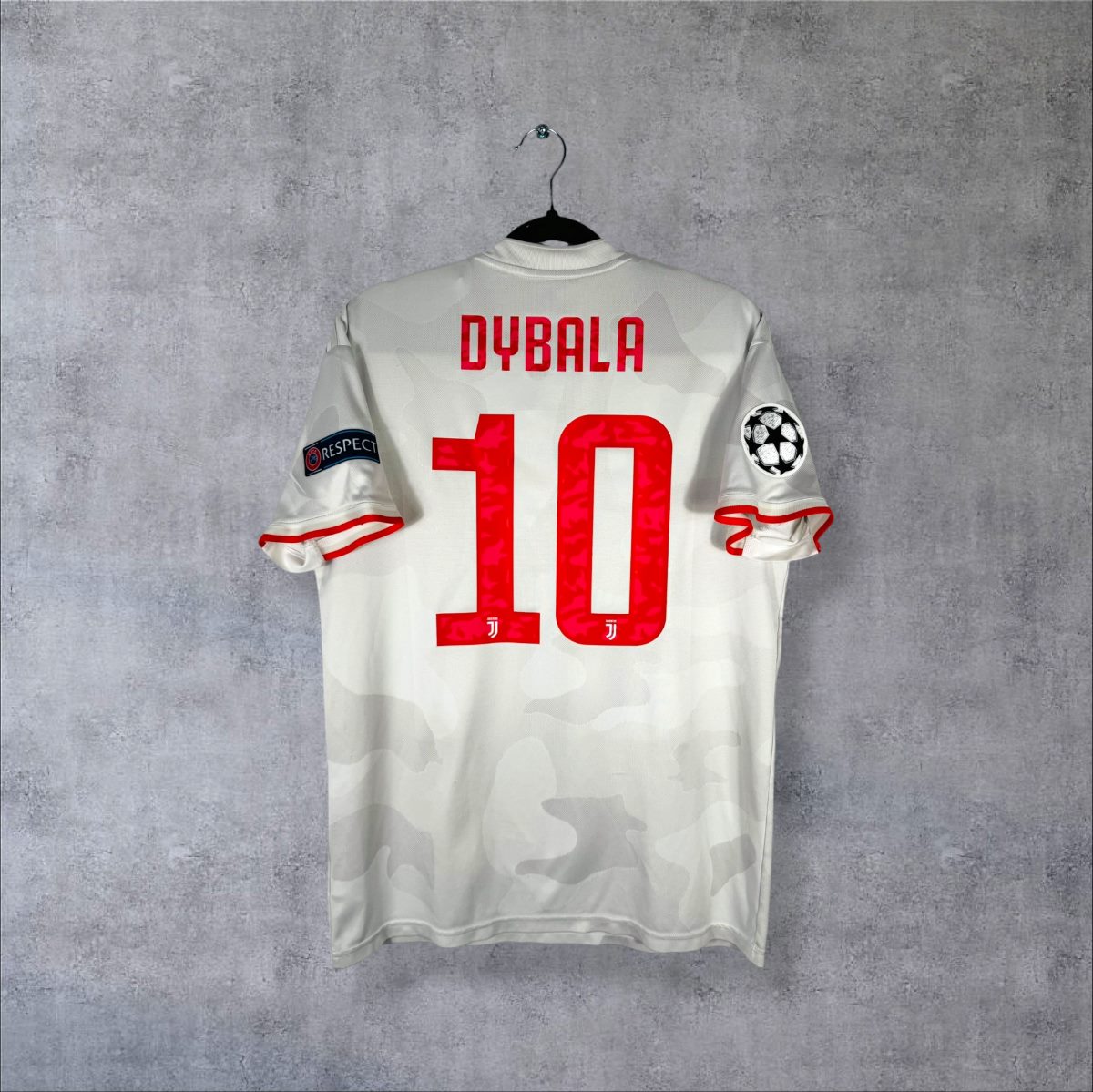 Dos du maillot Juventus 2019-2020 extérieur camo avec flocage Dybala N°10 rouge, patch starball UEFA et patch RESPECT
