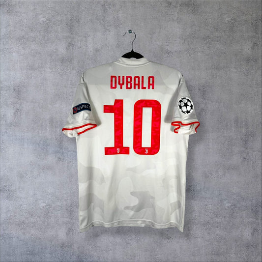 Dos du maillot Juventus 2019-2020 extérieur camo avec flocage Dybala N°10 rouge, patch starball UEFA et patch RESPECT