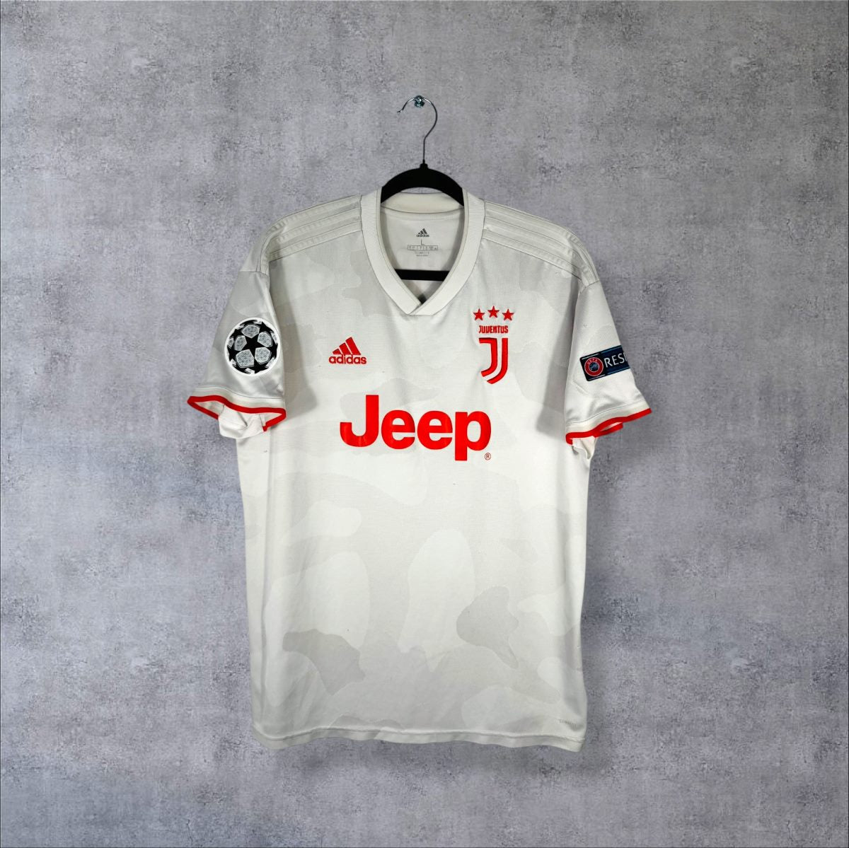 Face du maillot Juventus 2019-2020 extérieur adidas à motif camouflage ton sur ton avec sponsor Jeep rouge et logo J des Bianconeri