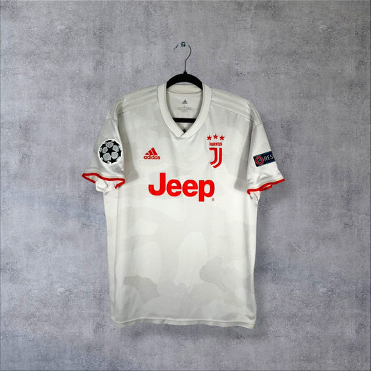 Face du maillot Juventus 2019-2020 extérieur adidas à motif camouflage ton sur ton avec sponsor Jeep rouge et logo J des Bianconeri