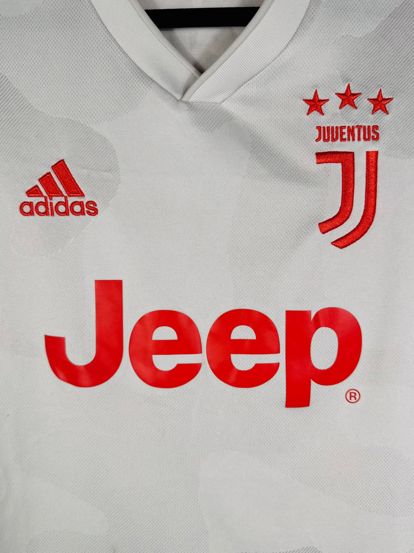 Détail de l'écusson de la Juventus et du logo Adidas sur l'édition Shanghai