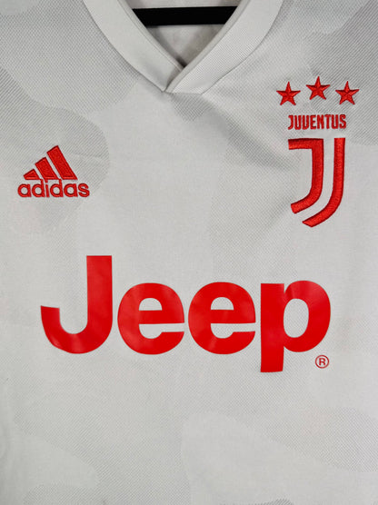 Détail de l'écusson de la Juventus et du logo Adidas sur l'édition Shanghai