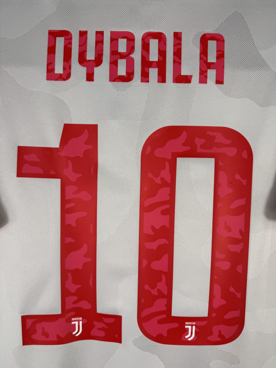 Gros plan du flocage DYBALA N°10 du maillot Juventus 2019-2020 en police UEFA camo avec les logos Juventus dans les chiffres