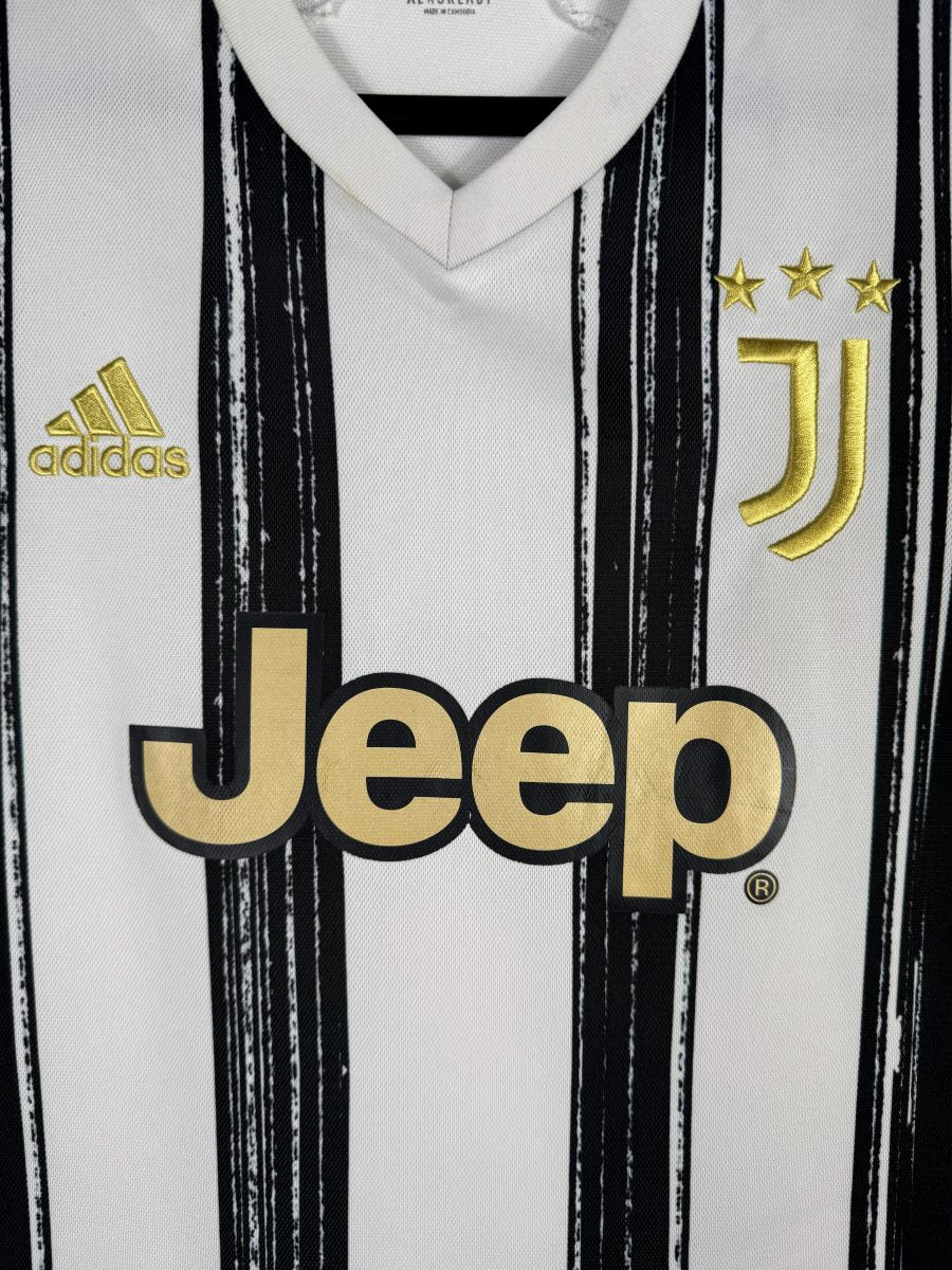 Logo J brodé doré et trois étoiles de la Juventus sur le maillot domicile 2020-2021