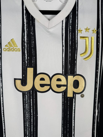 Logo J brodé doré et trois étoiles de la Juventus sur le maillot domicile 2020-2021