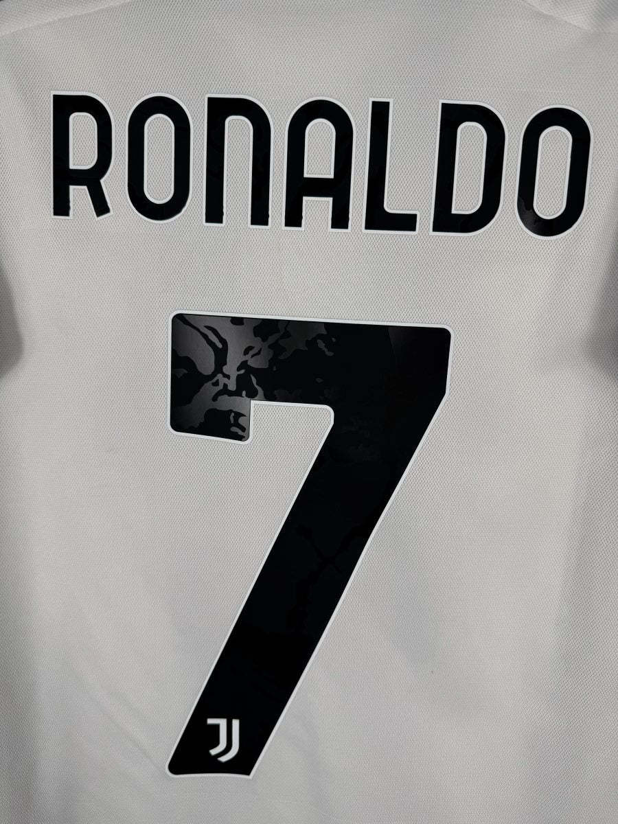 Détail du flocage Ronaldo 7 avec logo J au pied du numéro, maillot Juventus 2020-2021
