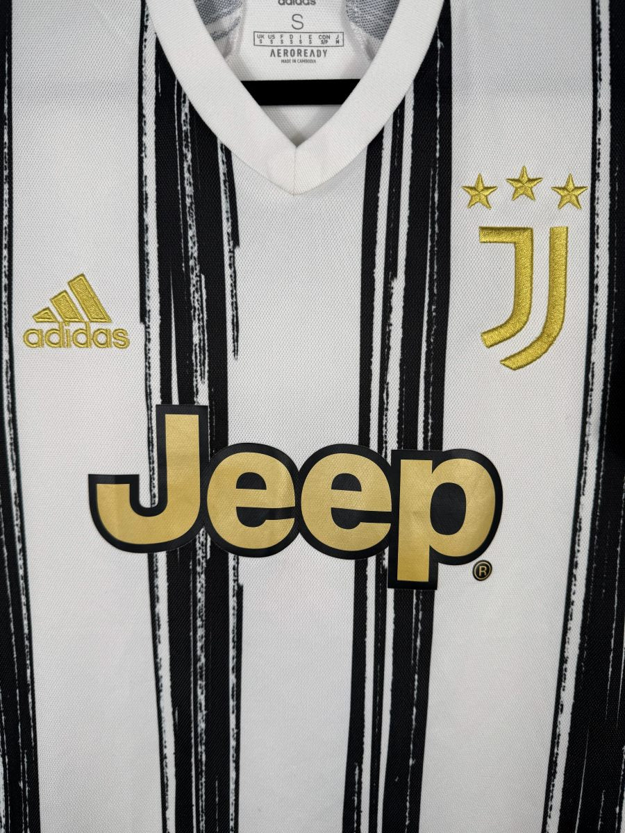 Écusson J doré trois étoiles, logo adidas et sponsor Jeep, maillot Juventus domicile 2020-2021