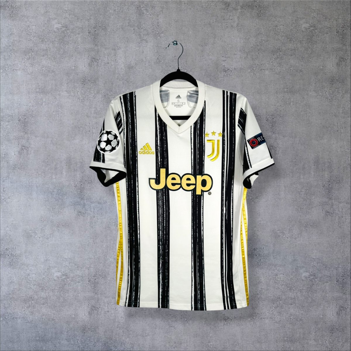 Face du maillot Juventus 2020-2021 domicile adidas à rayures peintes, sponsor Jeep