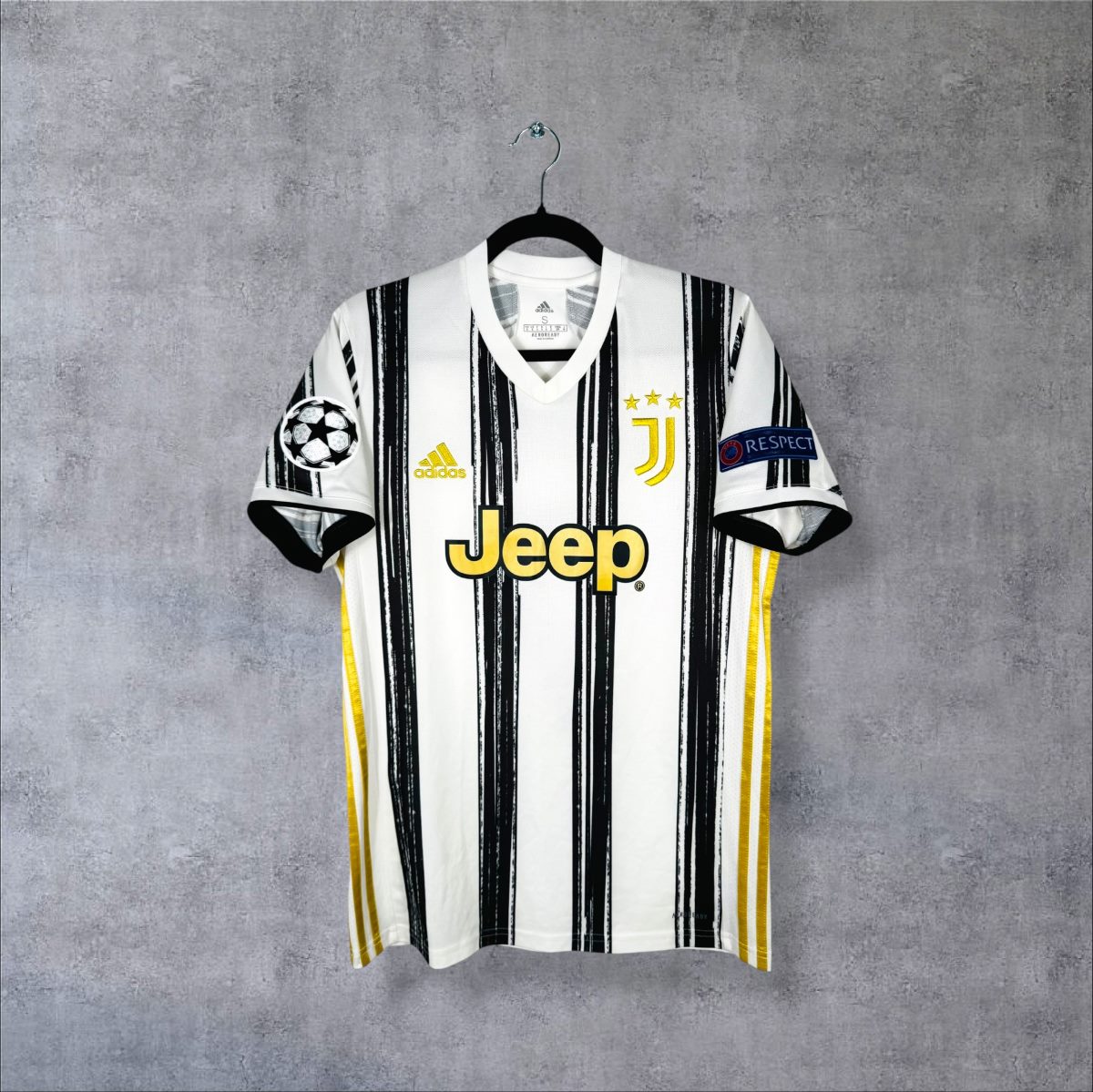 Maillot Juventus 2020-2021 domicile de face, rayures noires et blanches, adidas et Jeep dorés