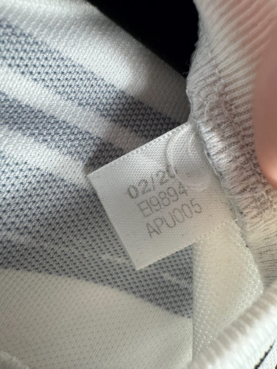Étiquette adidas d'origine du maillot Juventus 2020-2021 avec le code produit EI9894