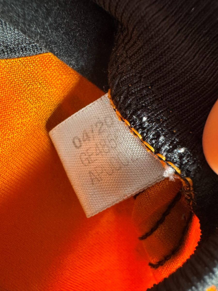 Étiquette intérieure adidas du maillot Juventus 2020-2021 third avec le code d'authenticité GE4856