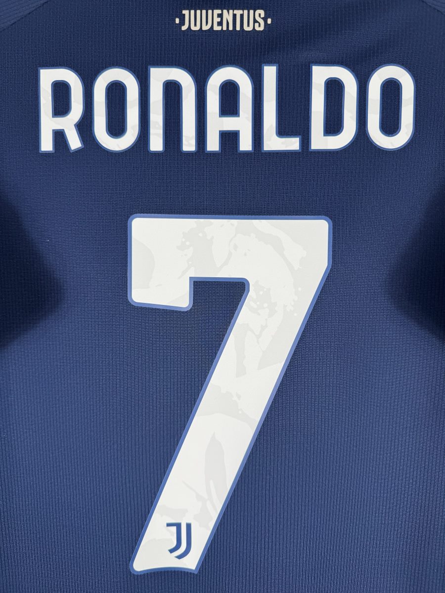 Détail du flocage RONALDO N°7 avec le logo J intégré, maillot Juventus 2020-2021