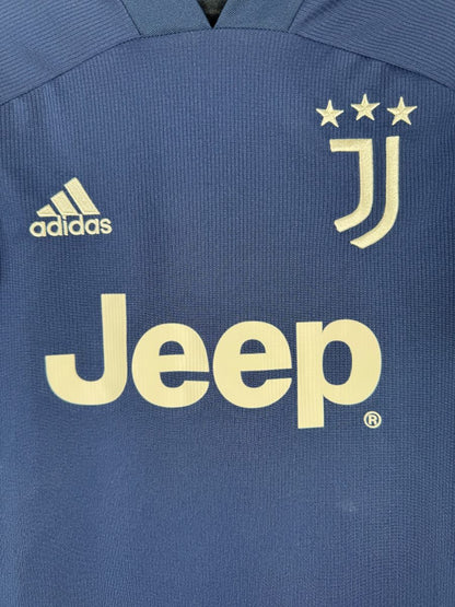 Détail du logo J de la Juventus et des trois étoiles sur le maillot extérieur 2020-2021