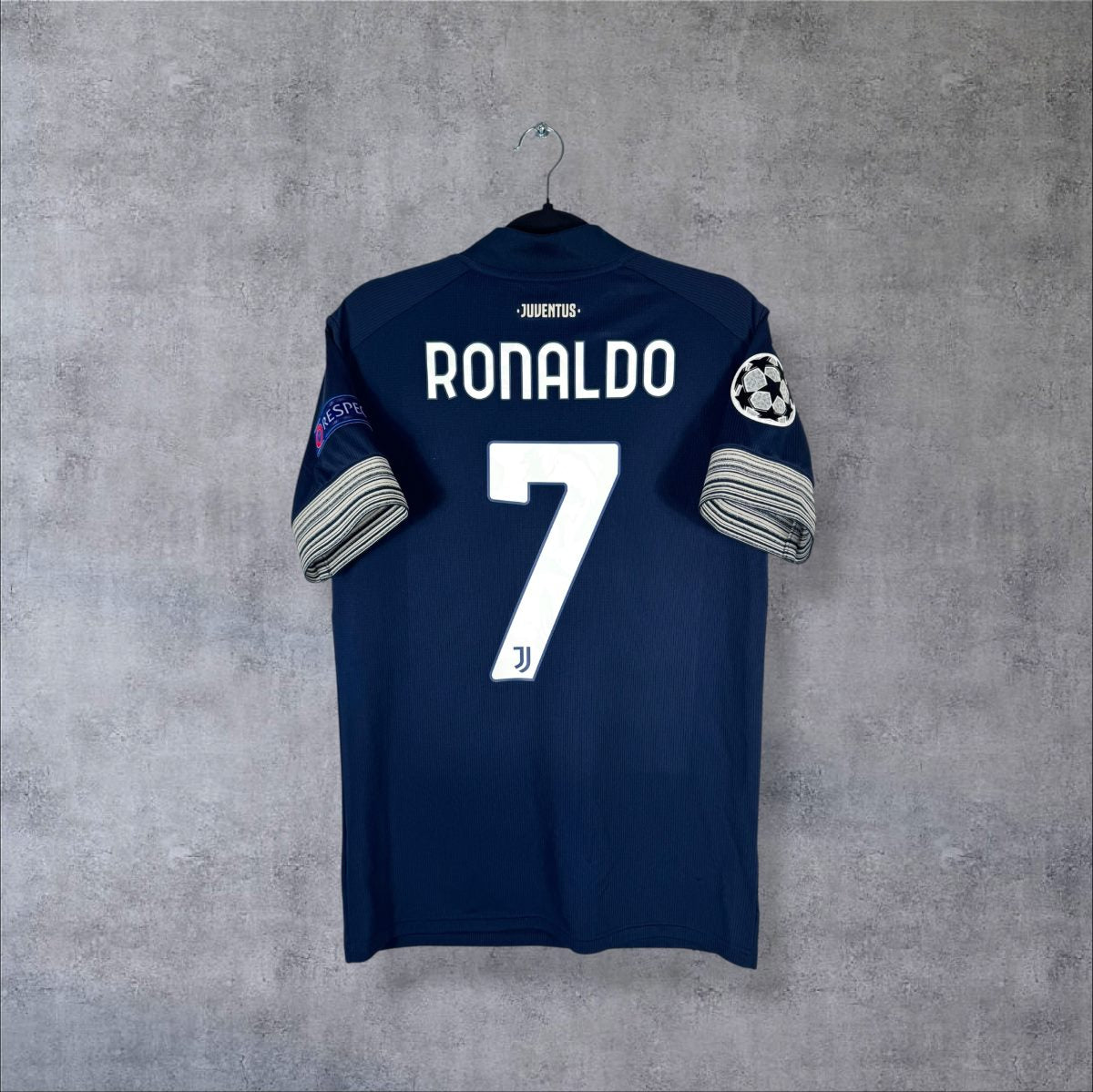 Dos du maillot Juventus 2020-2021 extérieur bleu marine avec le flocage RONALDO N°7 et le Starball Champions League