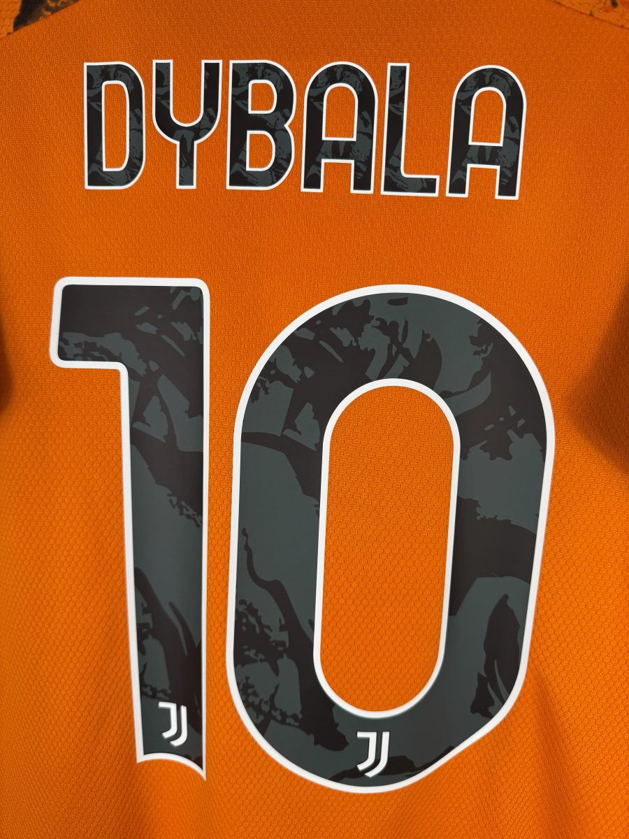 Gros plan du flocage DYBALA N°10 du maillot Juventus 2020-2021 third avec le motif marbré et les logos Juventus dans les chiffres