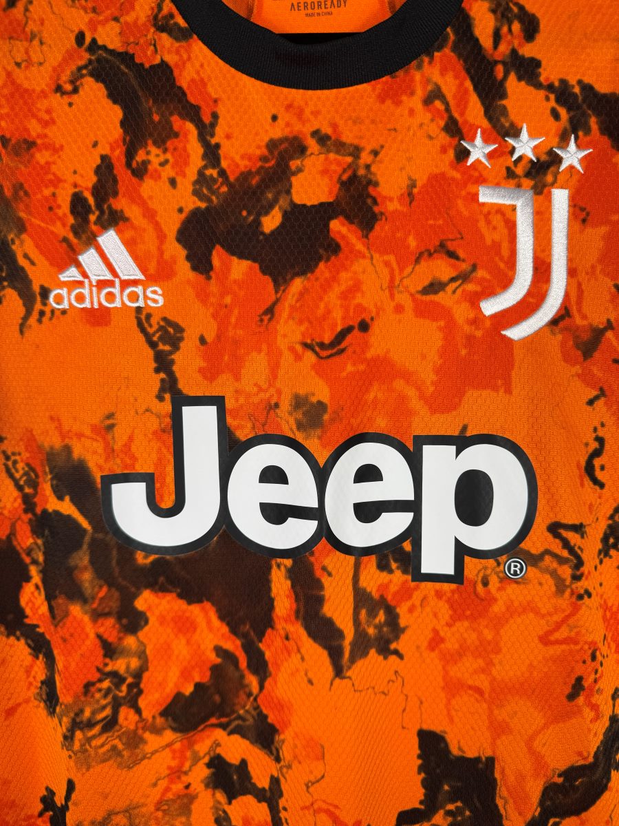 Détail de l'écusson J de la Juventus brodé avec trois étoiles et du sponsor Jeep, maillot third 2020-2021