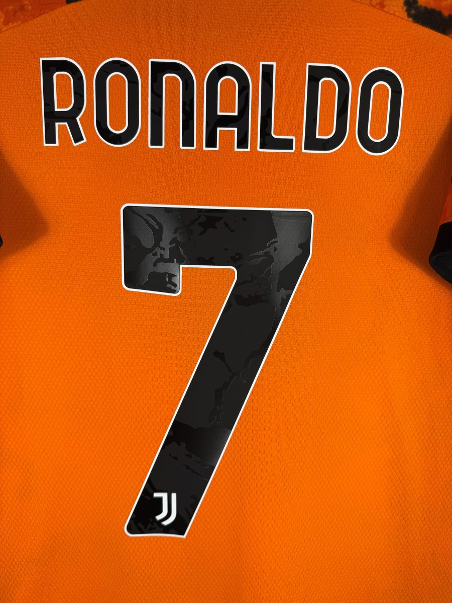 Flocage RONALDO N°7 noir marbré avec logo JJ intégré à la base du chiffre