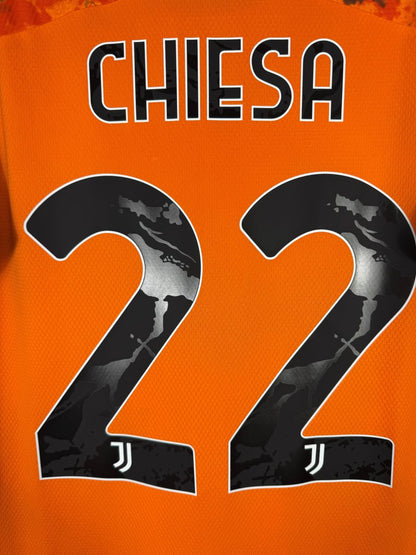 Gros plan du flocage Chiesa N°22 à motif marbré avec écussons Juventus intégrés, maillot third 2020-2021