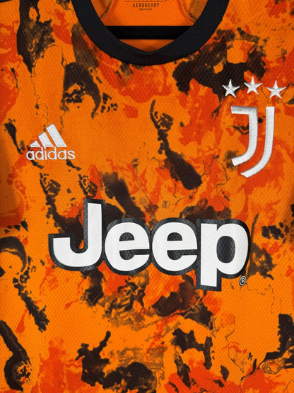 Détail du logo Juventus brodé blanc et des trois étoiles sur le maillot third orange 2020-2021, avec le sponsor Jeep