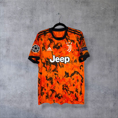 Face du maillot Juventus 2020-2021 third adidas orange marbré, sponsor Jeep et patch Ligue des Champions