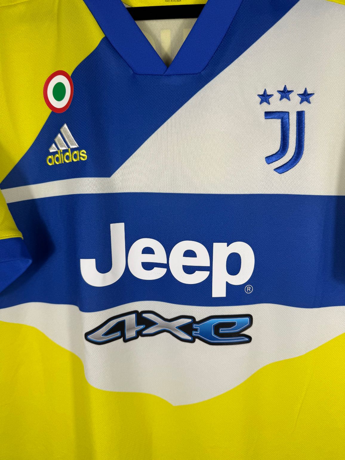 Détail de l'écusson de la Juventus et du logo Adidas