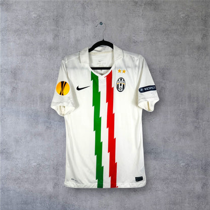 Vue de face du maillot Juventus 2010/11 avec la bande centrale tricolore vert-blanc-rouge.