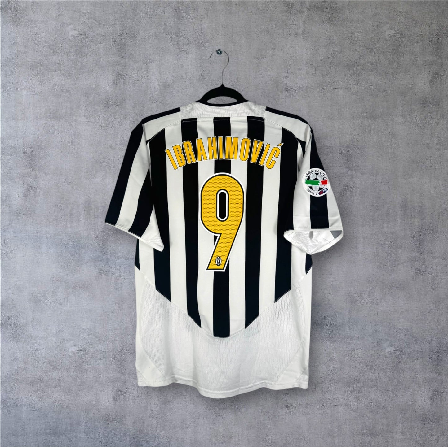 Dos du maillot Juventus rayé taille S avec flocage jaune IBRAHIMOVIC 9.