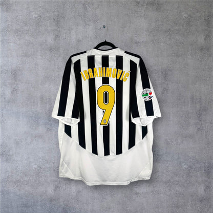 Dos du maillot Juventus rayé avec flocage jaune IBRAHIMOVIC numéro 9 et patch Lega Calcio.