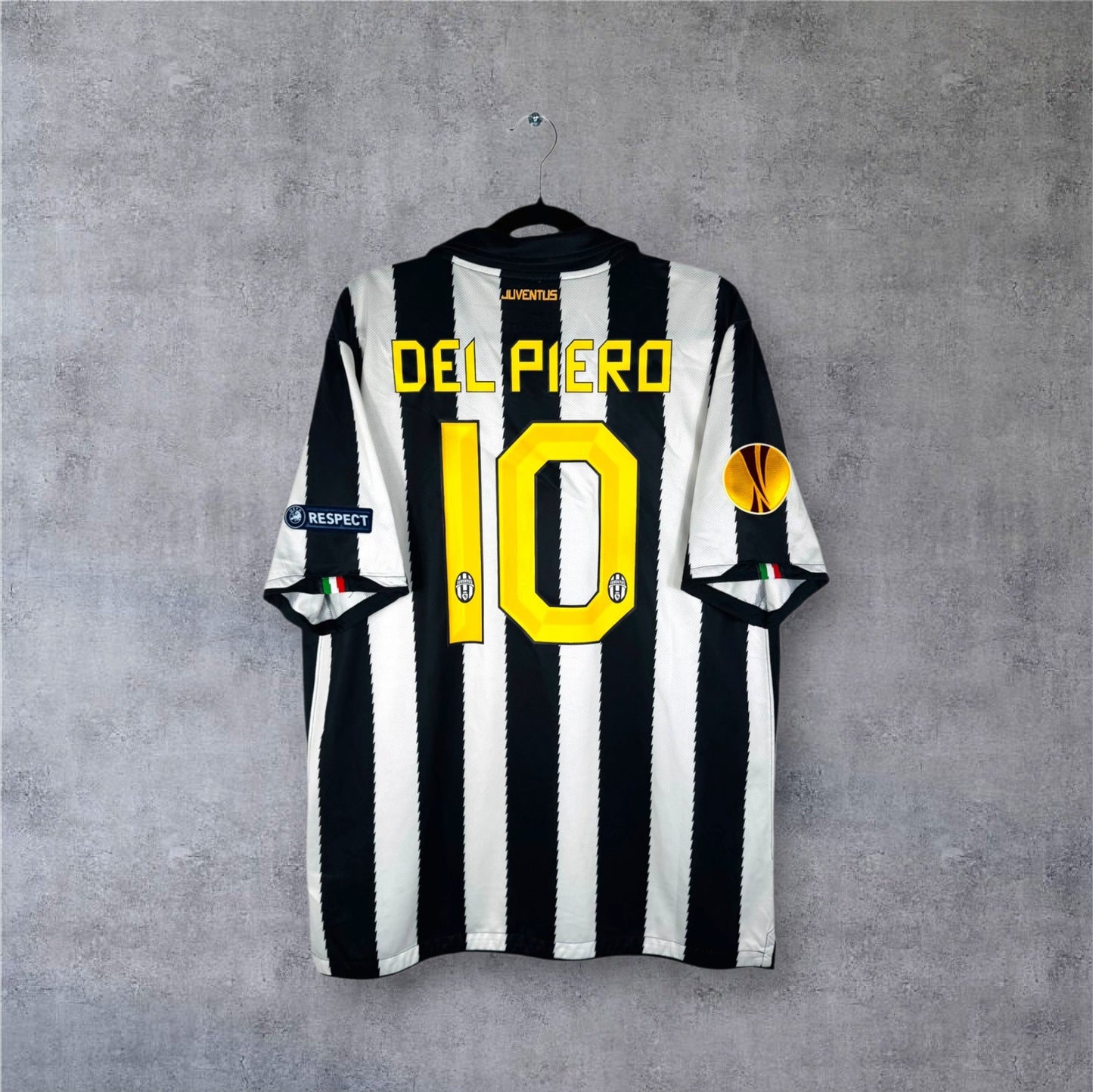 Dos du maillot Juventus 2011 à rayures zigzag avec flocage noir DEL PIERO 10 et patch Europa League.