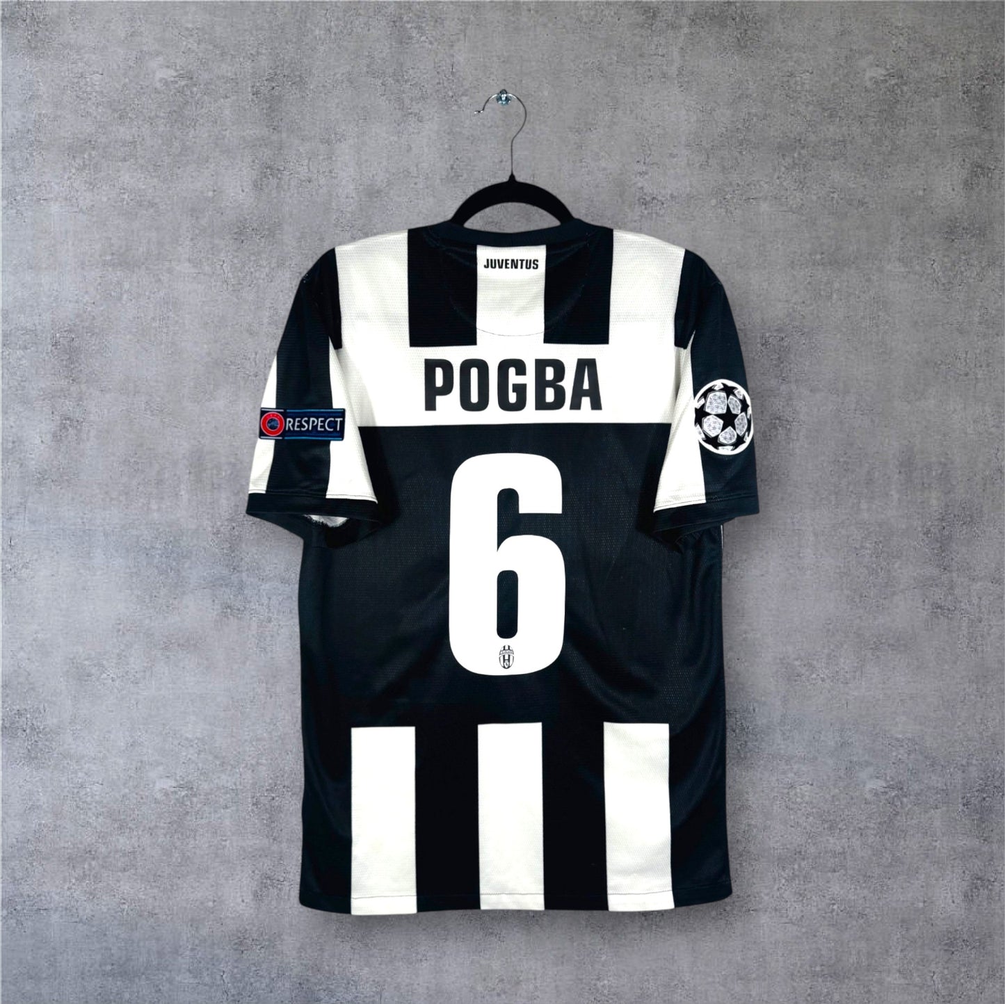 Flocage officiel blanc POGBA numéro 6 et patchs Ligue des Champions sur maillot Juventus.
