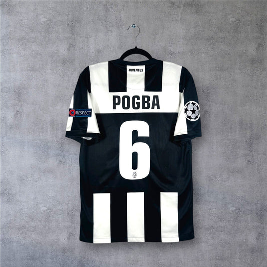 Flocage officiel blanc POGBA numéro 6 et patchs Ligue des Champions sur maillot Juventus.