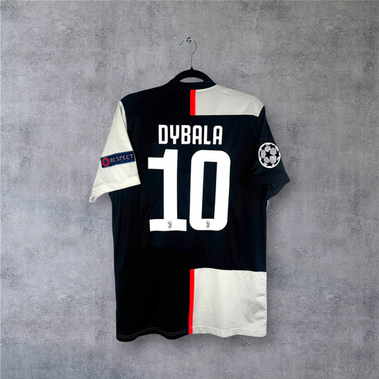 Flocage officiel DYBALA numéro 10 et patchs Ligue des Champions au dos du maillot Juventus.
