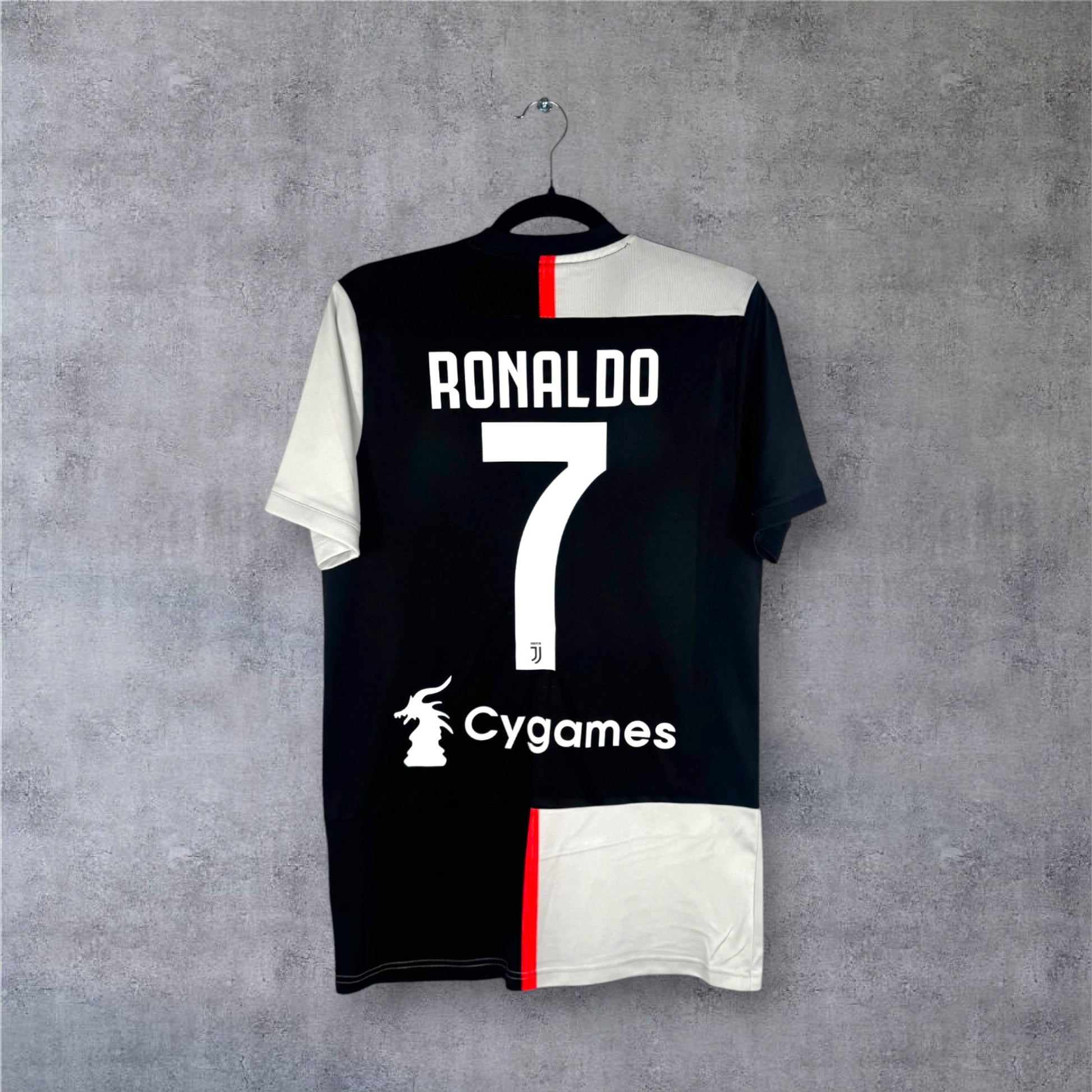 Flocage officiel RONALDO numéro 7 et sponsor Cygames au dos du maillot Juventus.