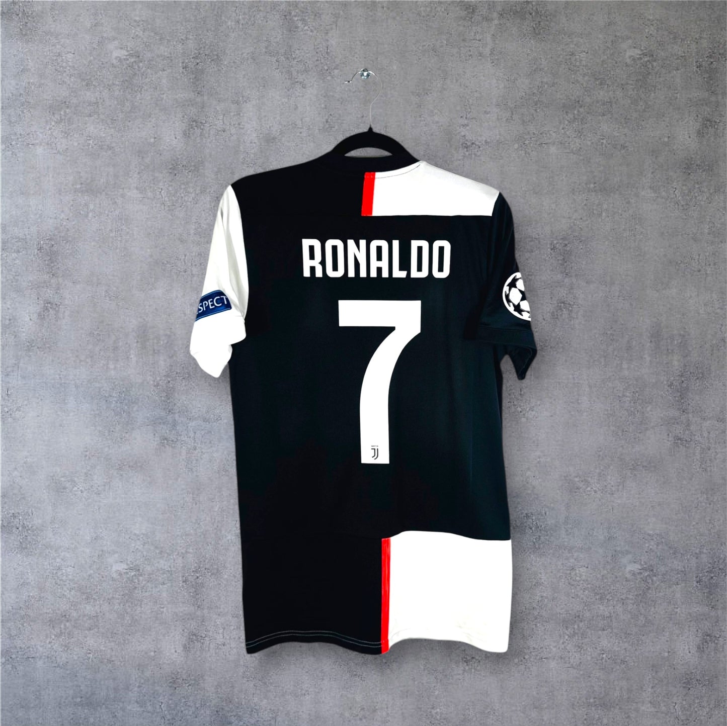 Flocage officiel RONALDO numéro 7 et patchs Ligue des Champions au dos du maillot Juventus.