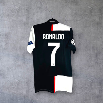 Flocage officiel RONALDO numéro 7 et patchs Ligue des Champions au dos du maillot Juventus.