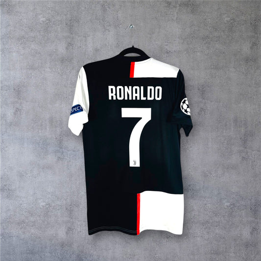 Flocage officiel RONALDO numéro 7 et patchs Ligue des Champions au dos du maillot Juventus.