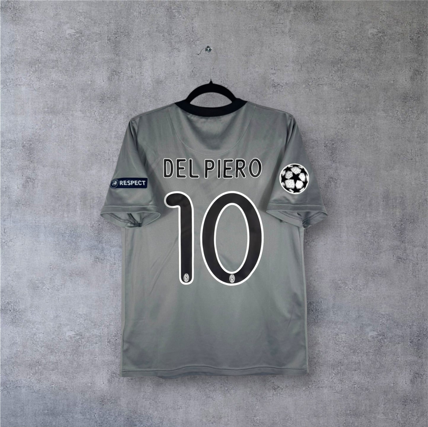 Dos du maillot Juventus gris argenté avec flocage noir DEL PIERO 10 et patchs LDC.