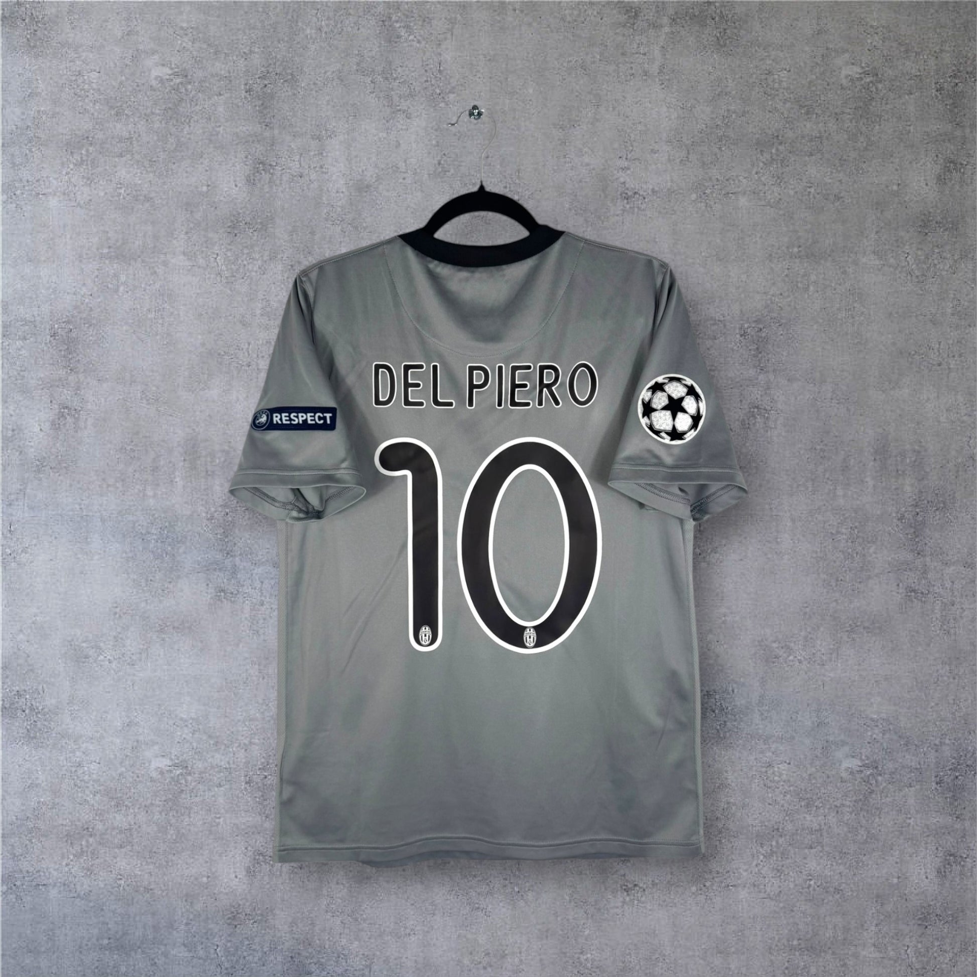 Dos du maillot Juventus gris argenté avec flocage noir DEL PIERO 10 et patchs LDC.