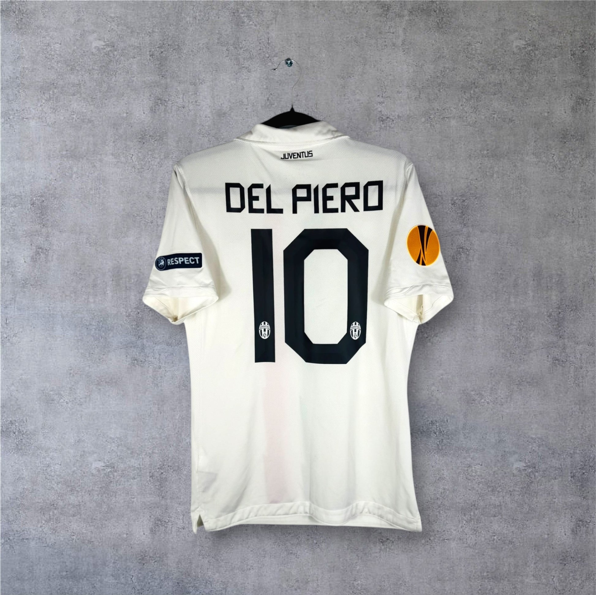 Dos du maillot Juventus blanc avec flocage noir DEL PIERO 10 et patchs Europa League.