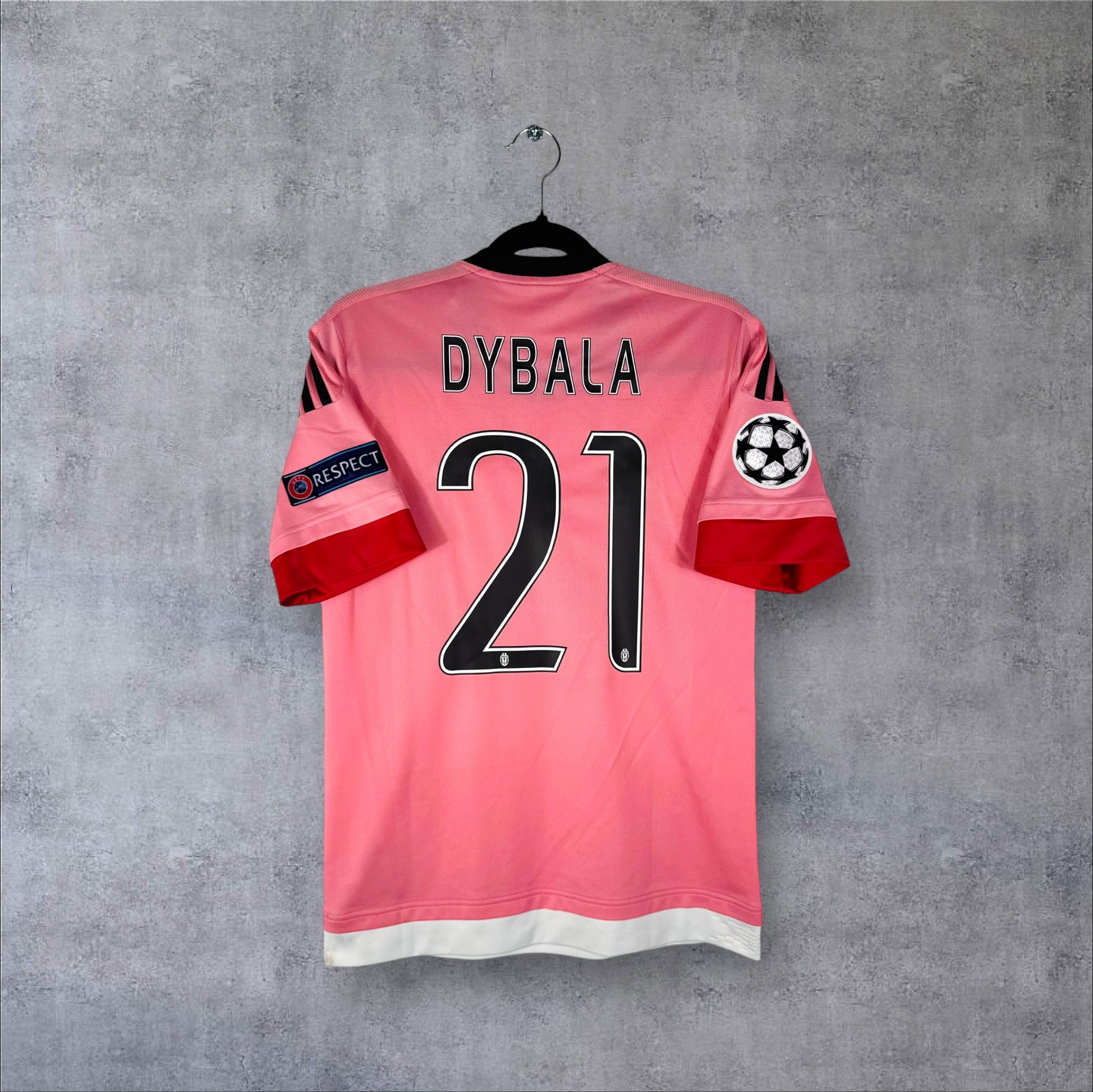 Dos du maillot Juventus Extérieur 2016 rose avec flocage noir DYBALA 21 et patchs Ligue des Champions.