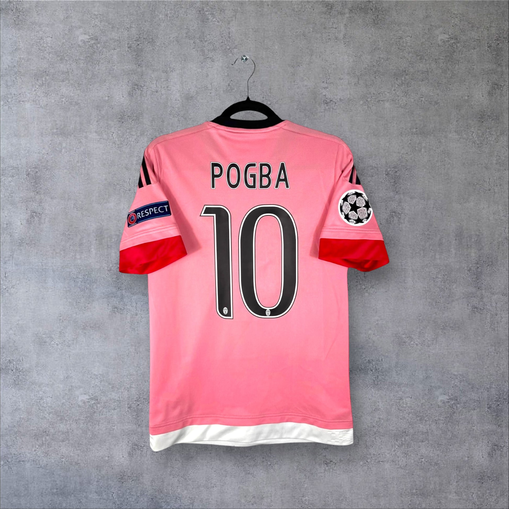 Dos du maillot Juventus Extérieur 2016 rose avec flocage noir POGBA 10 et patchs Ligue des Champions.