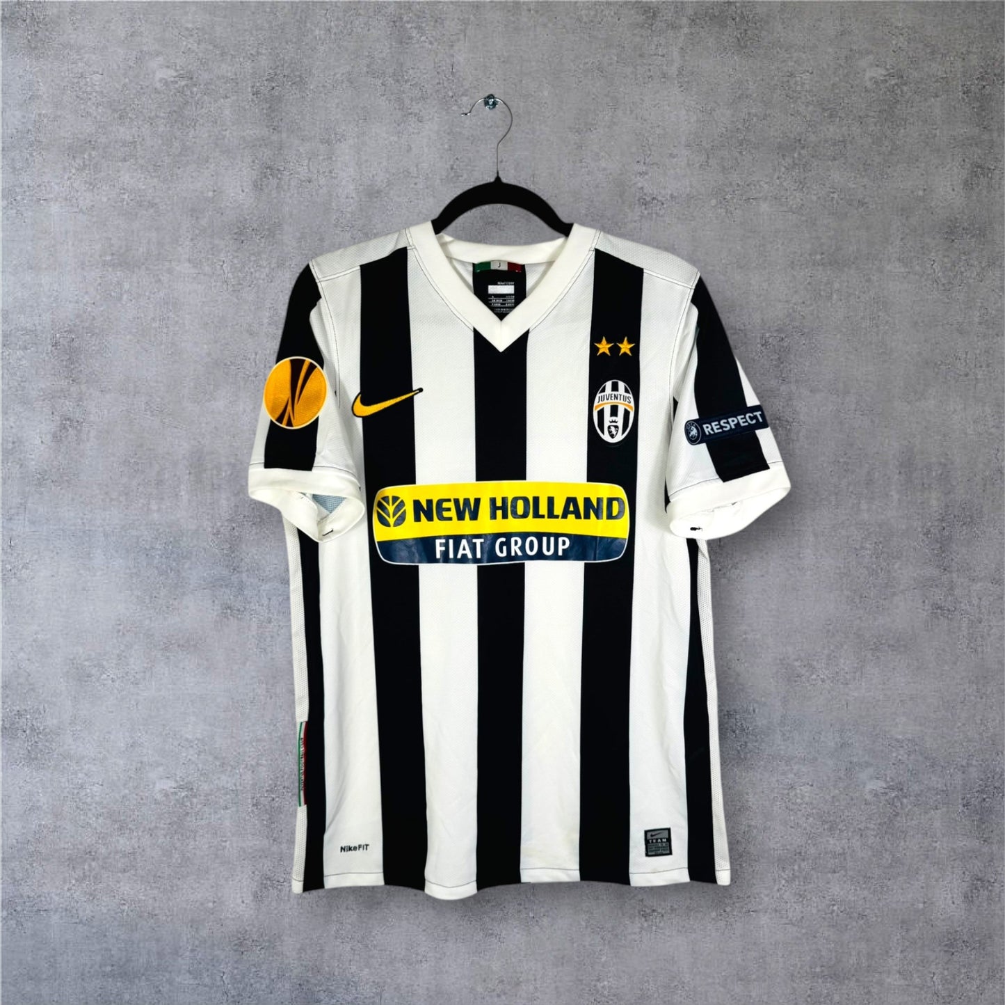 Vue de face du maillot Juventus 2009/10 rayé noir et blanc avec sponsor New Holland.