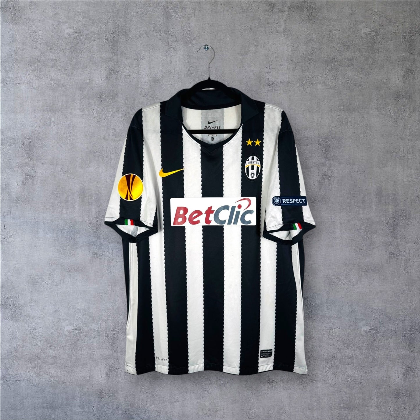 Vue de face du maillot Juventus 2010/11 rayures noires et blanches en dents de scie et sponsor BetClic.