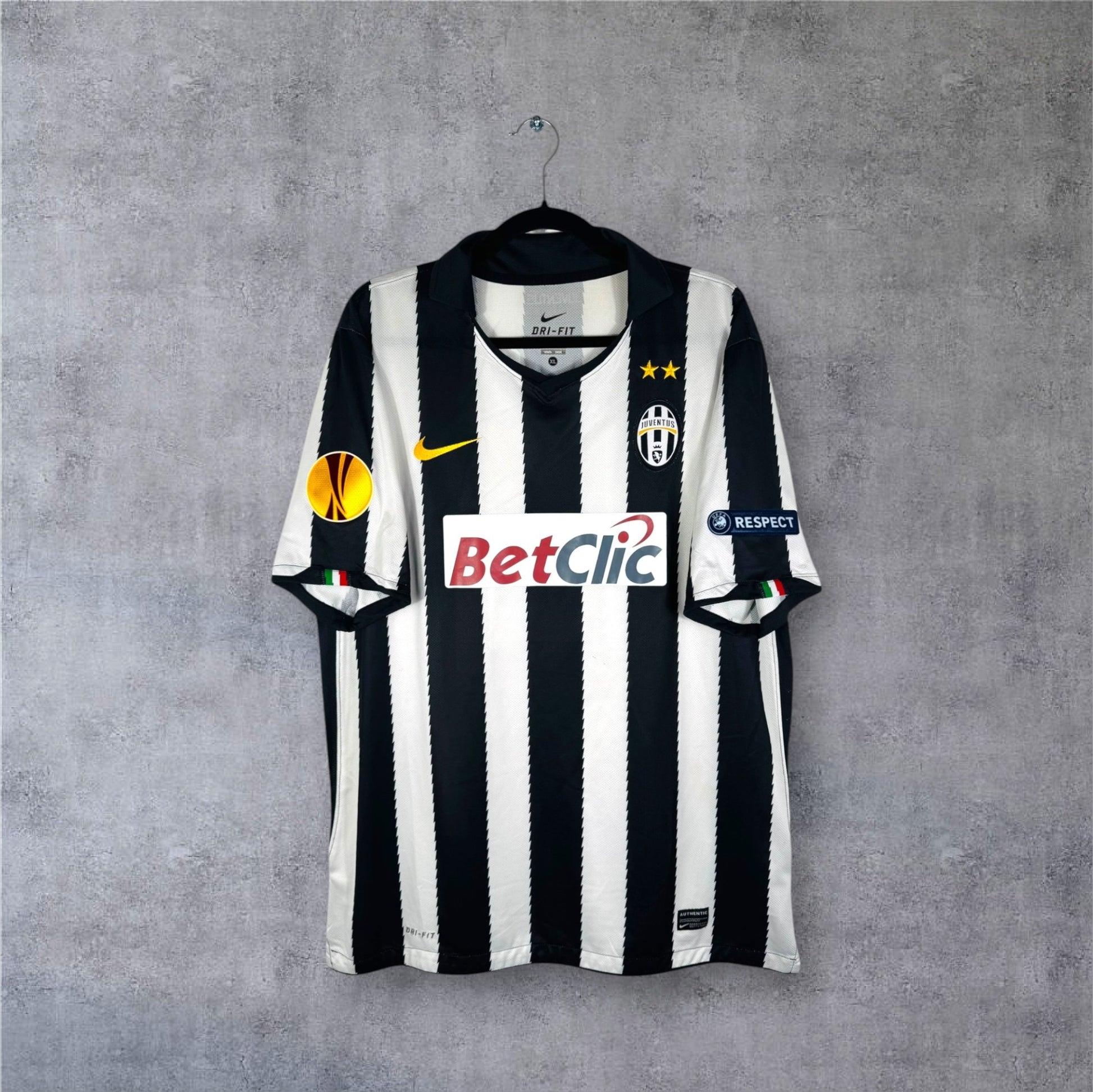 Vue de face du maillot Juventus 2010/11 rayures noires et blanches en dents de scie et sponsor BetClic.
