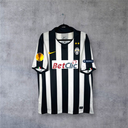 Vue de face du maillot Juventus 2010/11 rayures noires et blanches en dents de scie et sponsor BetClic.