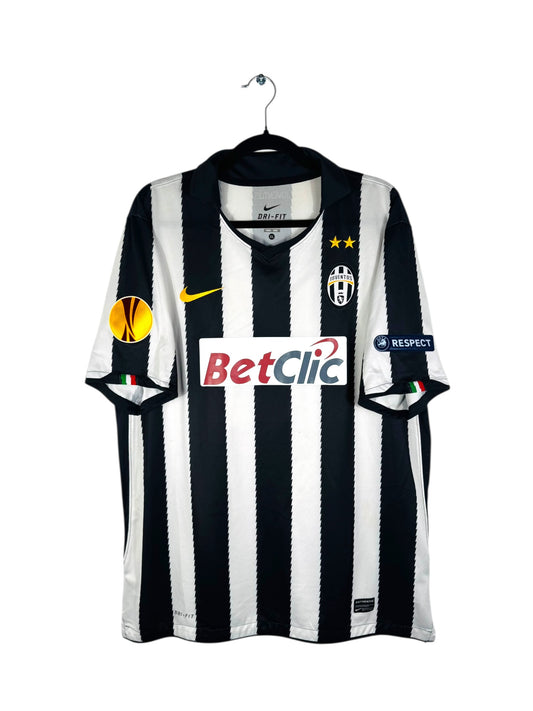 Vue de face du maillot Juventus 2010/11 rayures noires et blanches en dents de scie et sponsor BetClic.