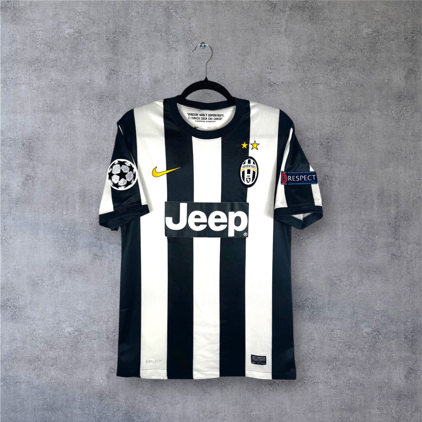 Vue de face du maillot Juventus 2012/13 rayé noir et blanc avec sponsor Jeep.