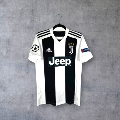 Vue de face du maillot Juventus 2018/19 avec larges rayures noires et blanches et sponsor Jeep.